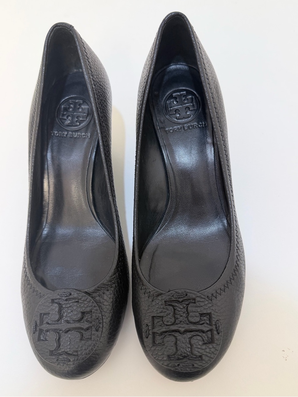 Tory Burch Women’s Size 7.5 Black Pebbled Leather Logo Wedge Pumps Round Toe